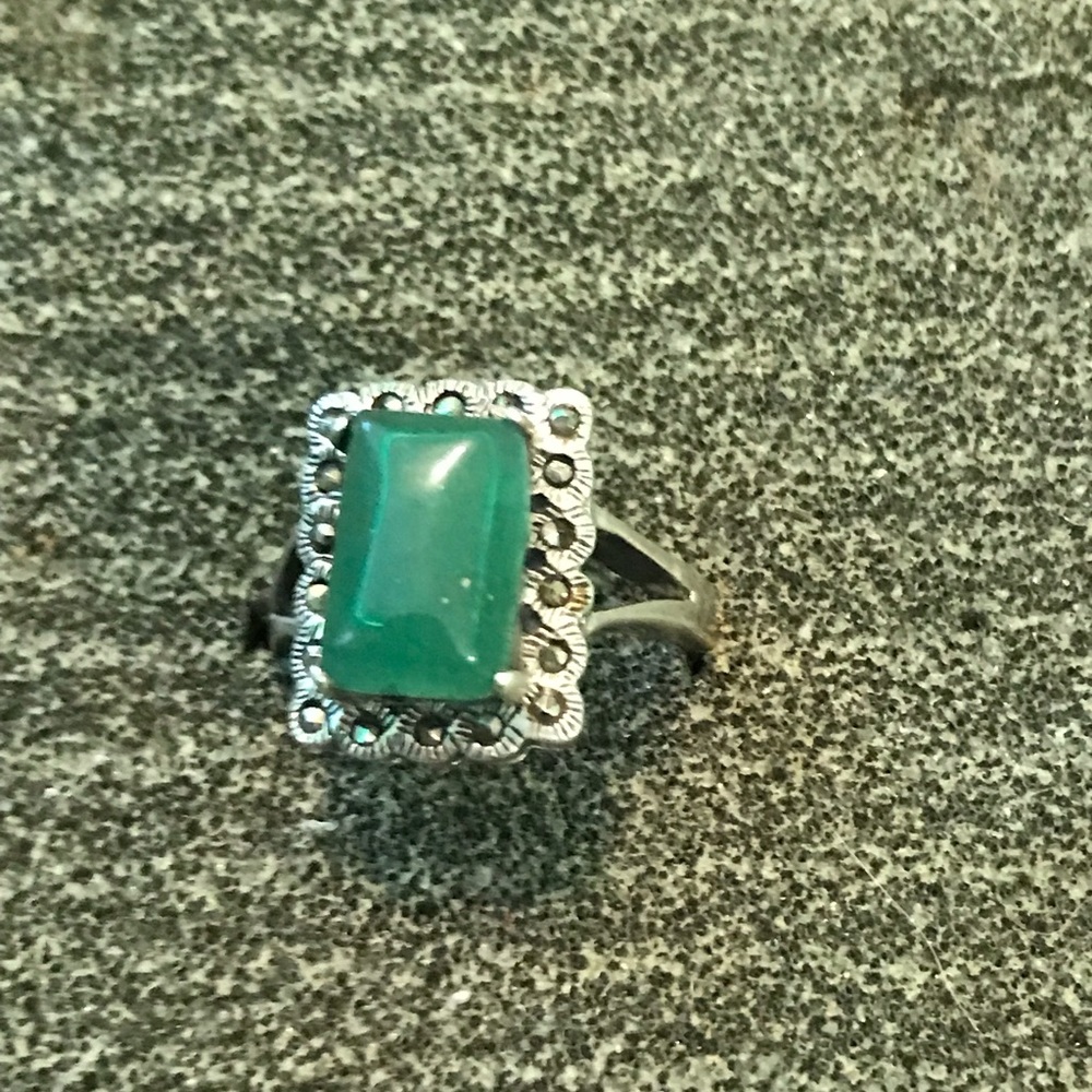 Beautiful Jade & Diamond Ring - Picture 4 of 6